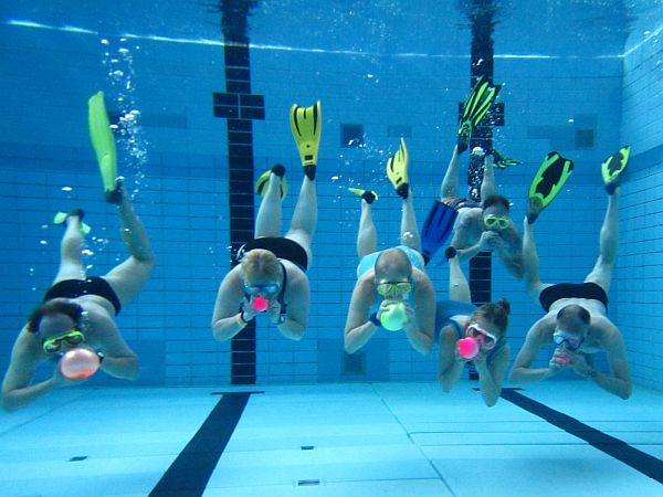 Apnoeübungen im Wasser beim Tauchtraining vom TSC Karlsruhe im Schöneckbad